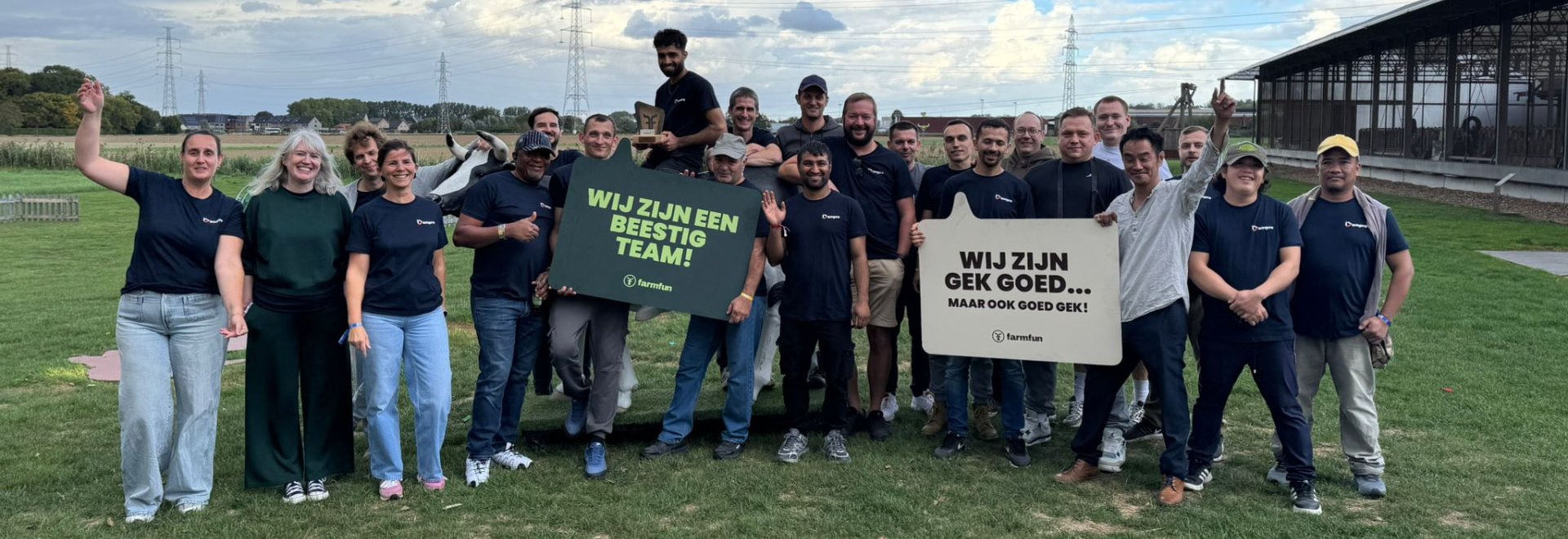 Groep collega’s samen buiten met borden